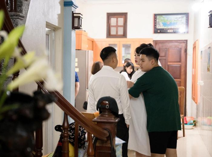 Cậu em trai chồng (áo đen) quý chị dâu như chị gái ruột. 