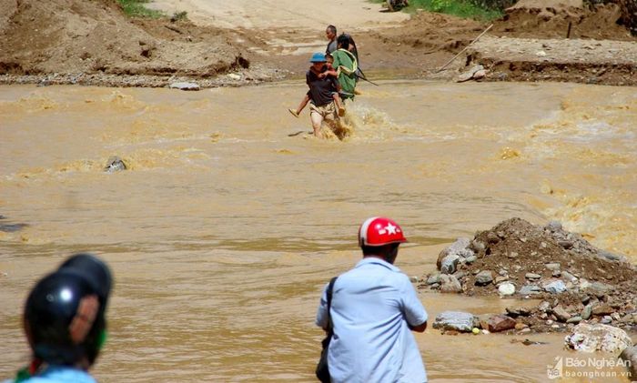 Dù mưa đã ngớt, trên tuyến đường từ xã Hữu Lập vào xã Bảo Nam vẫn còn nhiều cống tràn ngập sâu, nước chảy xiết vô cùng nguy hiểm. Ảnh: Xuân Hoàng