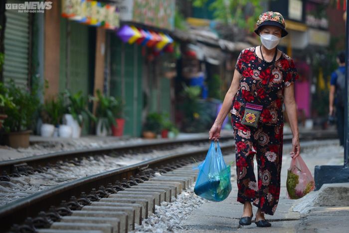 Dọc hai bên đường tàu, cuộc sống sinh hoạt của người vẫn diễn ra bình thường. 