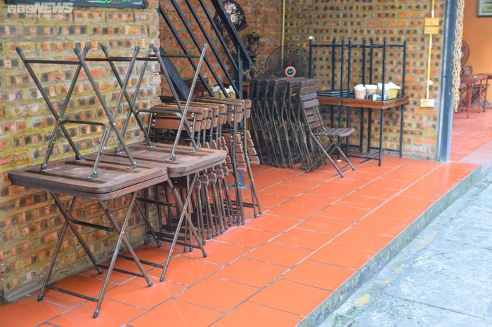 Các hộ kinh doanh đóng cửa, bàn ghế xếp chồng lên nhau.