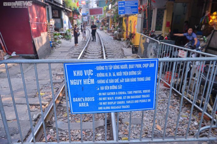 Trước đó, tối 14/9, ông Nguyễn Vũ Linh, Chủ tịch UBND phường Hàng Bông cho biết, lực lượng chức năng đã rà soát, vận động người dân và du khách không tập trung đông đúc tại phố cà phê đường tàu. Theo Chủ tịch UBND phường Hàng Bông, thời điểm kiểm tra, lực lượng chức năng ghi nhận 15 cơ sở kinh doanh cà phê đường tàu trên địa bàn, tuy nhiên chỉ 4 cơ sở đảm bảo đúng quy định và giấy phép kinh doanh.