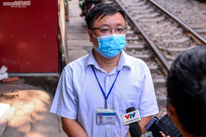 Trực tiếp có mặt tại "phố cà phê đường tàu" sáng nay, ông Đinh Bá Hưng, Phó Chủ tịch UBND phường Hàng Bông, cho biết thực hiện chỉ đạo của UBND quận Hoàn Kiếm, phường đã họp, lên phương án giải quyết vấn đề vi phạm giới hạn hành lang an toàn giao thông đường sắt tại xóm đường tàu. "Từ dịp lễ 2/9, người dân và du khách tập trung đông đúc tại khu phố, tiềm ẩn nhiều nguy cơ, buộc chính quyền địa phương lên phương án đảm bảo an ninh trật tự", ông Hưng nói.