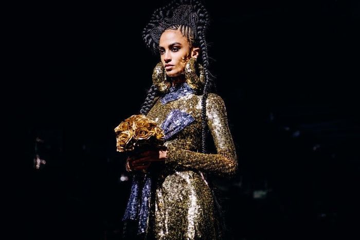 Tại Tuần lễ thời trang New York, những bộ trang phục lấp lánh của Tom Ford thu hút sự chú ý. Trang phục từ nhà thiết kế này vẫn giữ nguyên vẻ gợi cảm, quý phái. Tuy nhiên, màu sắc nổi bật cùng chất liệu lấp lánh giúp các thiết kế trở nên khác biệt. Một số mẫu váy nhìn khá sến. Ảnh: Getty.