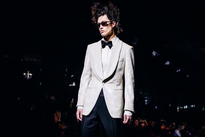 Trang phục nam của Tom Ford để lại ấn tượng với phom dáng, họa tiết. Tạo hình của các người mẫu nam cũng được chú ý từng chi tiết, sao cho phối hợp hài hòa với trang phục. Ảnh: Getty.