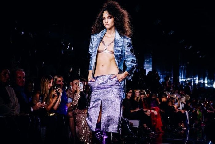 Trong các show diễn trước đây, Tom Ford thường lăng xê trang phục theo phong cách quyến rũ nhưng bí ẩn, sang trọng. Tại Tuần lễ thời trang New York năm nay, nhà mốt vẫn giữ nguyên nét quyến rũ nhưng thêm thắt nhiều yếu tố cổ điển, màu sắc sặc sỡ và trẻ trung. Ảnh: WWD.