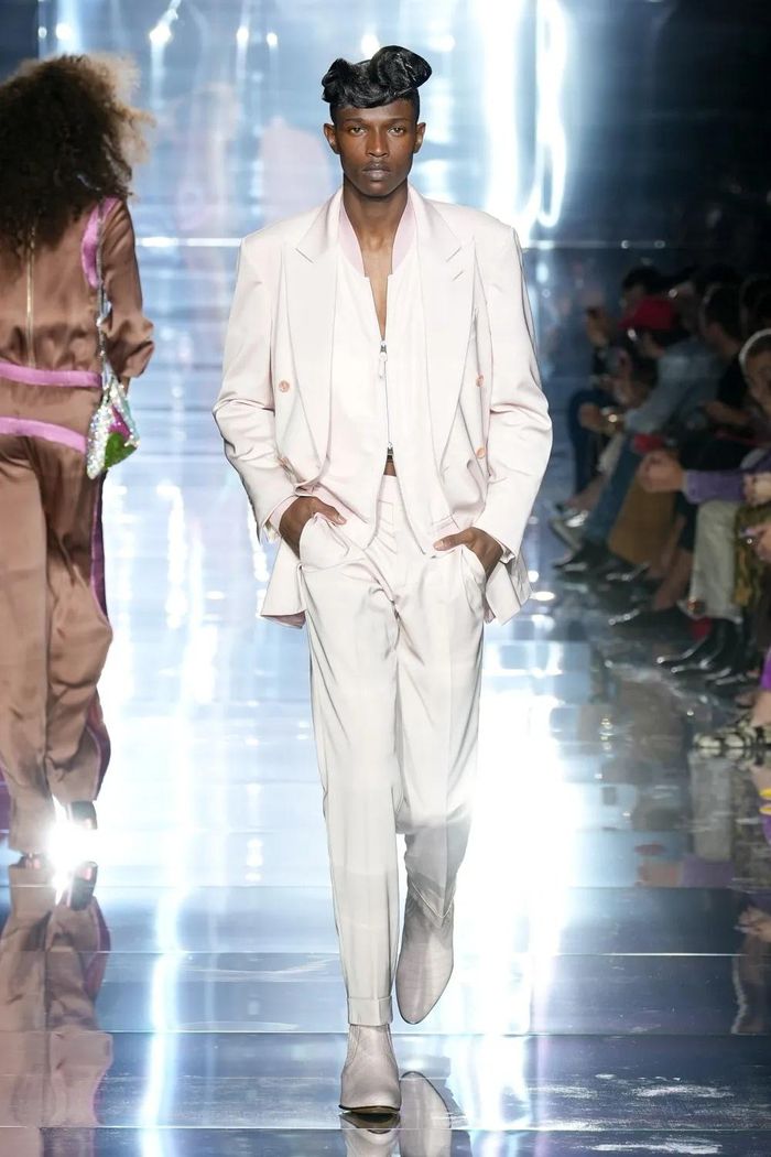 Các mẫu suit với phom dáng rộng như một minh chứng cho thấy Tom Ford đang bắt kịp xu hướng. Sau đại dịch, những bộ suit oversized được nhiều nghệ sĩ ưa chuộng. Chúng nhanh chóng trở thành xu hướng khi tạo cảm giác thoải mái, năng động cho người mặc. Ảnh: WWD.