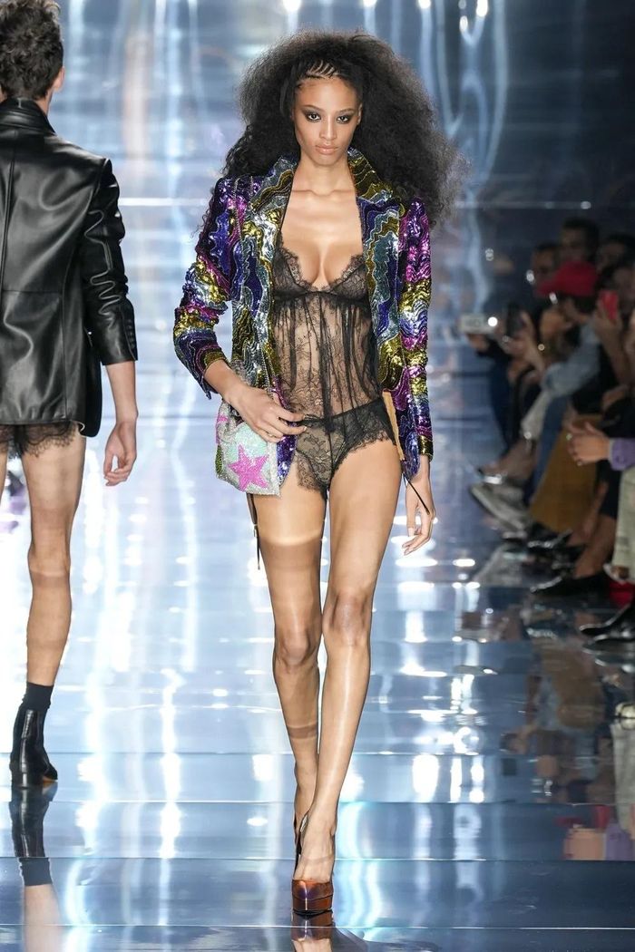 Một số thiết kế như áo bra satin, áo phông xuyên thấu gợi nhớ đến bộ sưu tập mùa Xuân năm 2001 của Gucci. Trong khi đó, những mẫu váy voan khiến giới mộ điệu nghĩ đến những mẫu trang phục của YSL được giới thiệu vào năm 2002. Ảnh: Vogue.