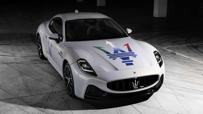  Maserati xem GranTurismo là "biểu tượng thực sự của thương hiệu". Theo Maserati, màu sơn độc đáo trên GranTurismo nhằm kỷ niệm 75 năm thành lập thương hiệu, lấy cảm hứng từ mẫu A6 1500. 
