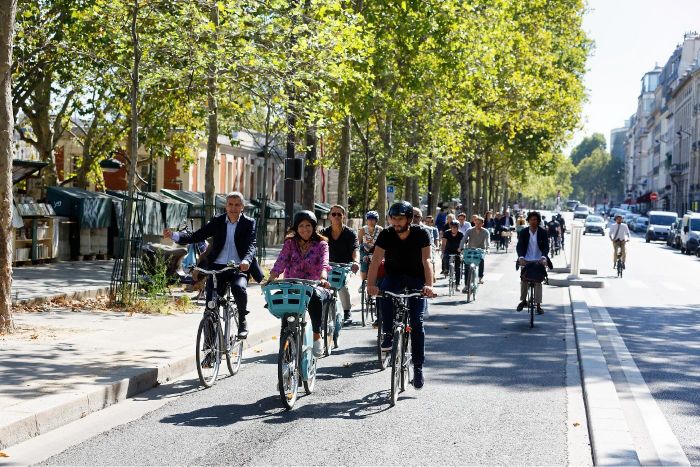  Người dân Paris di chuyển bằng xe đạp trên phần đường riêng. Ảnh: Bloomberg. 