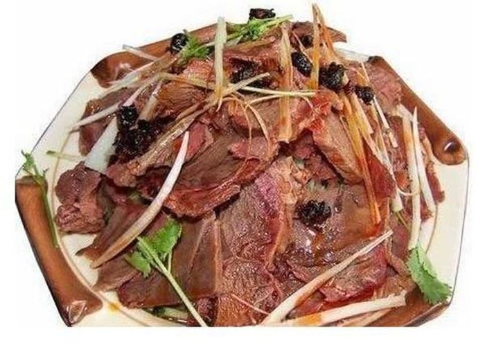 Thịt lừa cung cấp nguồn canxi, phốt pho, sắt, carbohydrate cần thiết cho cơ thể. Thịt lừa còn giàu galetin động vật, phù hợp làm món ăn dưỡng thể cho người già, trẻ nhỏ, người vừa ốm dậy.