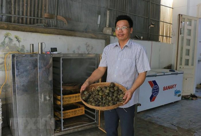 Ốc gác bếp được xông khói, giữ hương vị đặc trưng của món ốc gác bếp truyền thống. (Ảnh: Nhựt An/TTXVN)