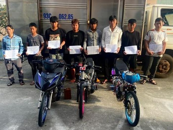 Nhóm thanh thiếu niên tham gia đua xe tại cơ quan Công an 