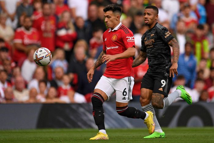  Ở trận gặp Arsenal, Martinez phong tỏa được Jesus, trung phong có phong độ cao kể từ đầu mùa. Ảnh: Reuters. 