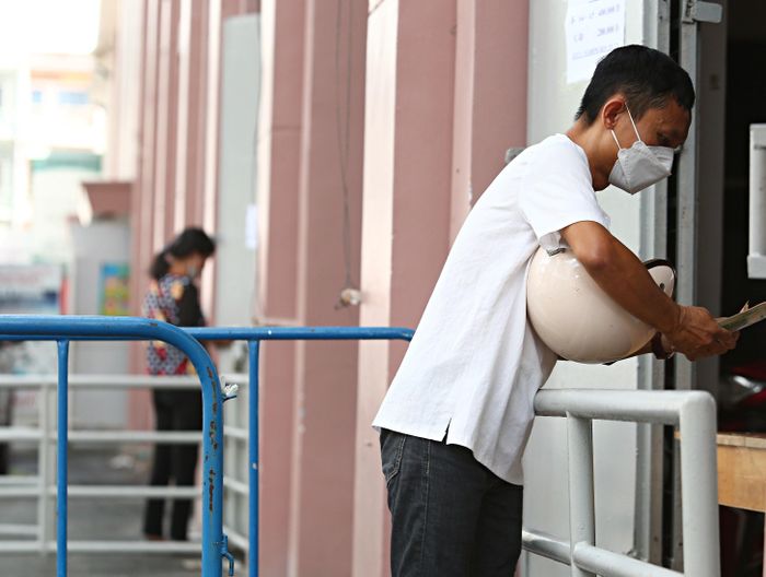 Anh Long tranh thủ mua 8 vé ở các trận đấu của tuyển Việt Nam vào ngày 21 và 27/9. Đối thủ của tuyển Việt Nam lần này là Singapore và Ấn Độ. 