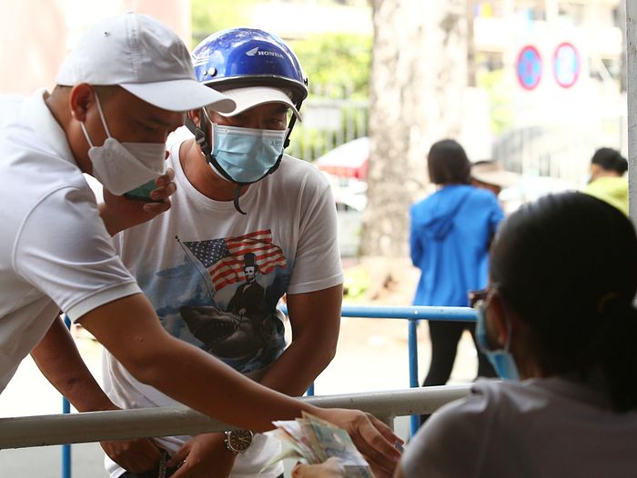  Nhiều khán giả đến trễ gần 60 phút so với giờ mở bán vẫn thoải mái thời gian lựa vé. Vé được bán khá chậm, không có nhiều người mua. 