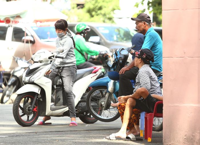  Ở phía ngoài sân, đội ngũ "cò vé" túc trực sẵn sàng để bán lại kiếm lời. Phòng vé bên ngoài sân đóng cửa nên nhiều CĐV tưởng rằng vé đã hết, vì vậy, họ sẽ bị "cò vé" bán lại. Sau khi bán vé xong, "cò vé" lại vào mua của ban tổ chức. 