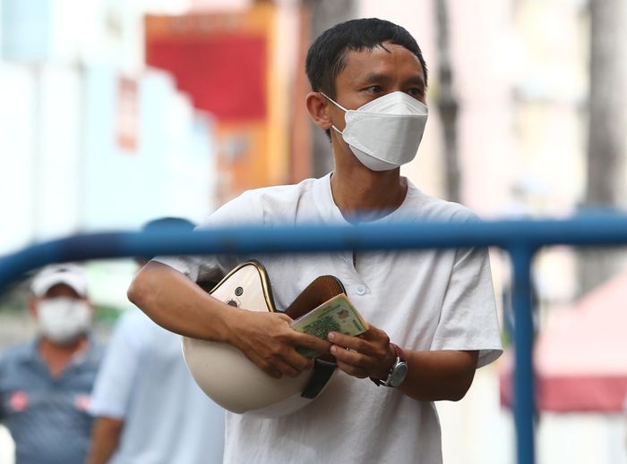  Anh Long (quận 1), một người hâm mộ, có vẻ bất ngờ khi thấy không khí ở sân Thống Nhất khá trầm lắng so với tưởng tượng. "Tôi không nghĩ là hôm nay lại vắng như vậy. Mọi khi thấy mọi người chen lấn, xếp hàng rất đông", anh nói với Zing. 