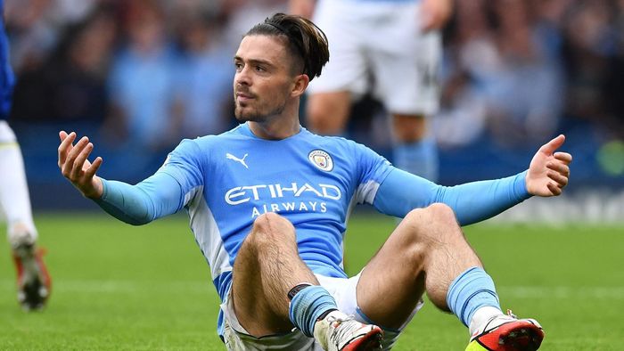  Dù vậy, những đóng góp của Grealish trong tập thể Man City vẫn chưa đủ. HLV Arsene Wenger từng nhận xét rằng Grealish "cần chiến đấu như chiến binh trên sân". Ở sân Etihad, Grealish phải làm quen với việc phối hợp, pressing và tham gia phòng ngự nhiều hơn. Đây là khác biệt lớn nếu so với khoảng thời gian anh khoác áo Aston Villa, Grealish được chơi tự do. 