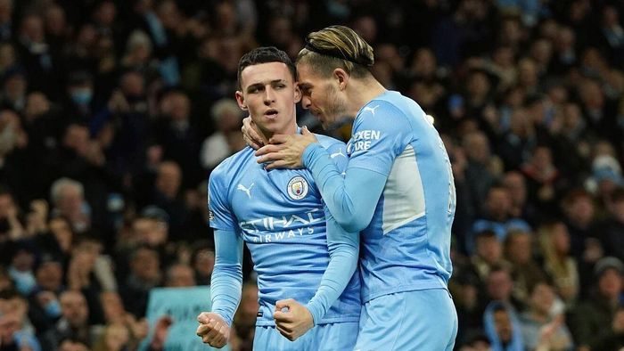  Ngoài ra, Grealish còn vấp phải sự cạnh tranh ở hàng tiền vệ Man City, khi xung quanh là những Phil Foden, Bernardo Silva, Riyad Mahrez, Cole Palmer... Ngay cả tân binh Julian Alvarez cũng sẵn sàng lấy chỗ của Grealish nếu HLV Guardiola yêu cầu. 