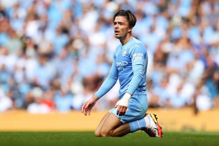  Đến mùa 2021/22, Grealish đóng góp ít hơn khi gia nhập Man City. Trong cùng 26 trận, tiền vệ này chỉ ghi 3 bàn và có 3 kiến tạo. Grealish chỉ có 5 lần tạo ra cơ hội ghi bàn rõ rệt và 2 pha chọc khe chuẩn xác giúp đồng đội lập công. 