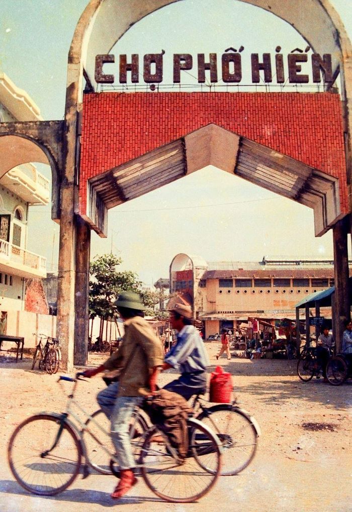 Cổng chợ trung tâm thị xã Hưng Yên với tên gọi Phố Hiến