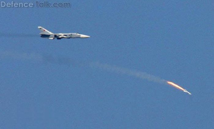 Tên lửa được phóng từ Su-24M. Ảnh: defencetalk