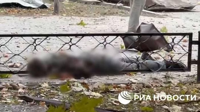 Một nạn nhân trong vụ pháo kích ở Kherson. Ảnh: RIA Novosti