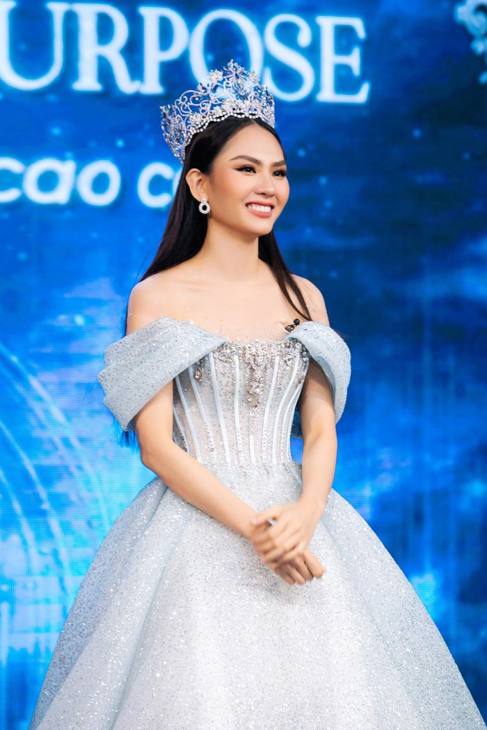 Hoa hậu Mai Phương xuất hiện với chiếc vương miện Miss World Vietnam 2022 trên sân khấu trong buổi đấu giá từ thiện. Cô quyết định quyên góp vật phẩm cho các hoạt động từ thiện, xã hội. Trước đó, ngay khi Mai Phương công bố quyết định đã gây tranh cãi trên mạng xã hội.