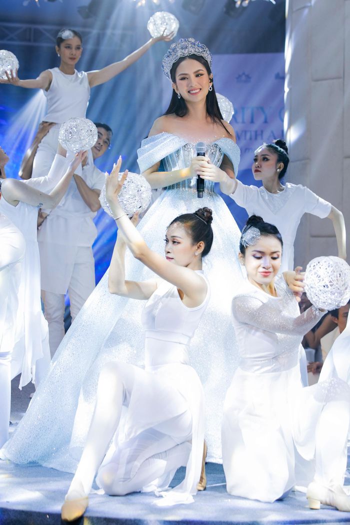 Trước khi diễn ra buổi đấu giá chiếc vương miện, Mai Phương bật khóc chia sẻ: "Đây là món quà đặc biệt của mình trên hành trình Miss World Vietnam. Mai Phương xin bán đấu giá chiếc vương miện. Tôi tin khi chúng ta trao đi tấm lòng, chúng ta nhận lại những điều đẹp đẽ".