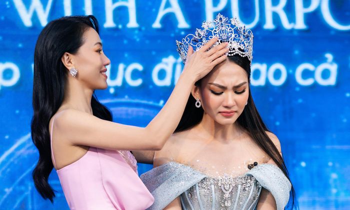 Tuy nhiên, sau đó khi đang chuẩn bị bước vào những phần đấu giá tiếp theo, bà Phạm Kim Dung công bố vị mạnh thường quân giấu mặt đã chuyển tiền và quyết định tặng lại chiếc vương miện cho Hoa hậu Mai Phương.
