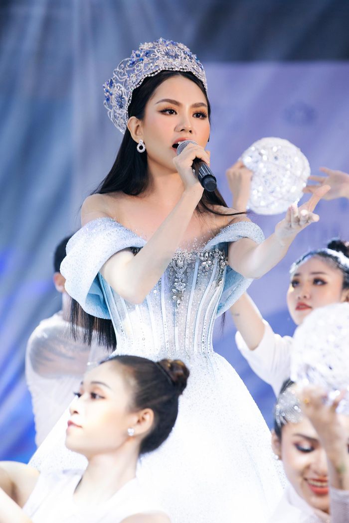 Giá khởi điểm được đưa ra cho chiếc vương miện này là 1,5 tỷ đồng. Sau đó, các mạnh thường quân đã lần lượt trả giá lên đến con số 2,8 tỷ đồng. Sau đó, Bà Phạm Kim Dung - Trưởng ban tổ chức Miss World Vietnam thông báo đấu giá hộ một người bạn giấu tên với giá 3 tỷ đồng và cho biết: "Bạn ấy muốn mọi người có mặt ở đây nhường cho bạn với giá 3 tỷ đồng".