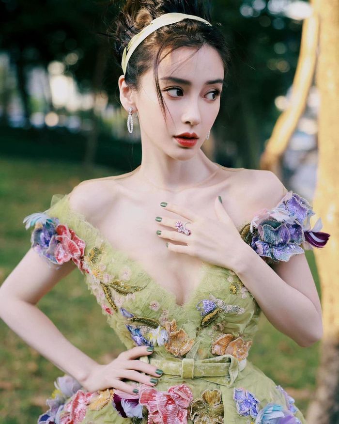 Dân mạng cho rằng việc Angelababy hút thuốc lá làm hỏng hình tượng ngọc nữ mà cô xây dựng. Ảnh: Weibo.