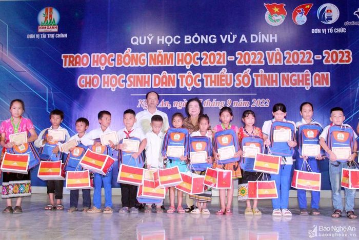 Đồng chí Trương Mỹ Hoa và đại diện Ủy ban Kiểm tra Tỉnh ủy trao tặng các suất học bổng ý nghĩa tới các em học sinh. Ảnh: Thanh Quỳnh