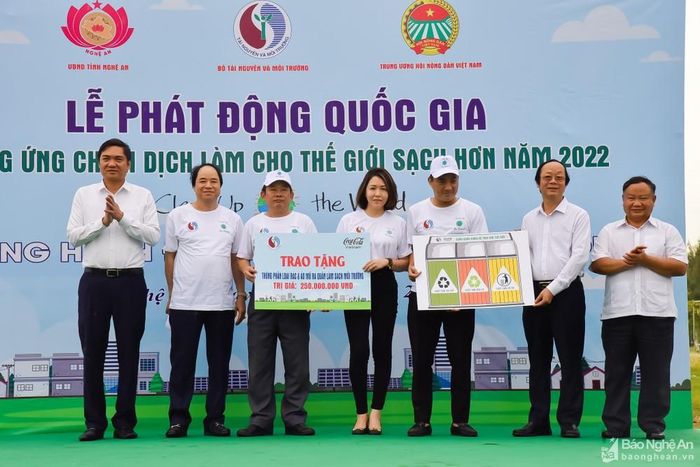 Các đại biểu trao tặng thùng rác phân loại cho huyện Diễn Châu. Ảnh: Thanh Lê