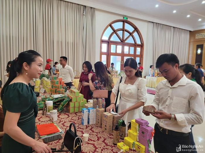 Sản phẩm công nghiệp nông thôn tiêu biểu được trưng bày tại lễ trao Giấy chứng nhận. Ảnh: T.H