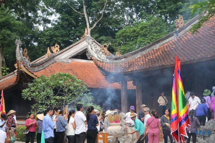 Du khách dâng hương tại các tòa Thái miếu để tưởng nhớ tiền nhân.