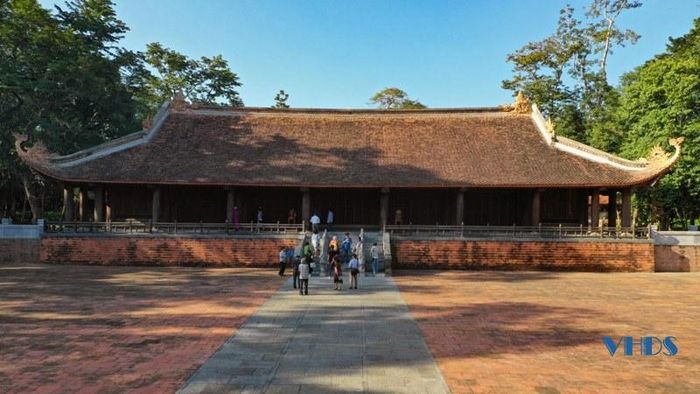 Qua Ngọ môn và sân rồng là Chính điện Lam Kinh được khởi dựng sau khi Vua Lê Thái tổ qua đời (năm 1434). Sau nhiều năm phục dựng trên nền móng cũ, bắt đầu từ tháng 4-2022, công trình kiến trúc gỗ bề thế đã chính thức mở cửa phục vụ khách tham quan. (Ảnh: Hoàng Đông)