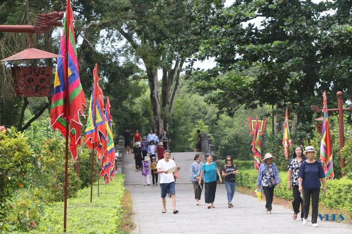 Cầu Bạch bắc qua sông Ngọc là trục đường chính dẫn vào trung tâm Di tích.