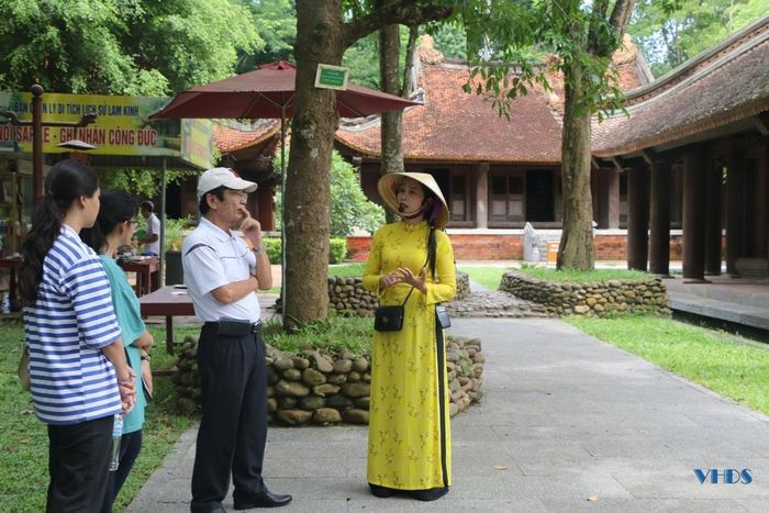 Về với Lam Kinh, du khách được tham quan, chiêm bái cảnh sắc thâm nghiêm, cổ kính tuyệt đẹp và say sưa lắng nghe hướng dẫn viên giới thiệu về giá trị trường tồn của khu Di tích...