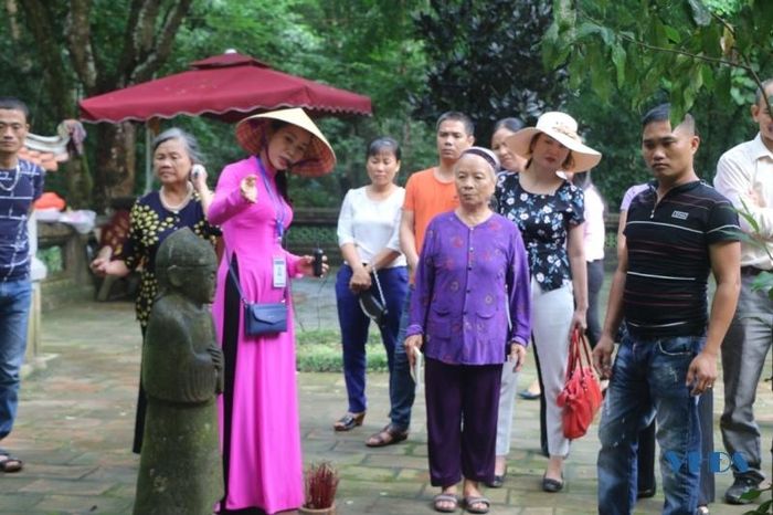 Trong khuôn viên lăng mộ vua Lê Thái tổ hiện còn lưu giữ nhiều tượng cổ (quan hầu, linh thú...) có giá trị lịch sử, văn hóa.