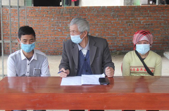 Dù tuổi đã cao, nhưng ông Phạm Huy Cảm, Bí thư Chi bộ thôn Láo Lý, xã Tả Phời (giữa ảnh) luôn đau đáu việc tuyên truyền, vận động, tạo nguồn đảng viên trẻ kế cận.