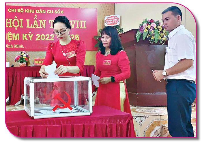 Đại biểu dự Đại hội Chi bộ khu dân cư số 6, phường Bình Minh bỏ phiếu bầu Ban Chi ủy.