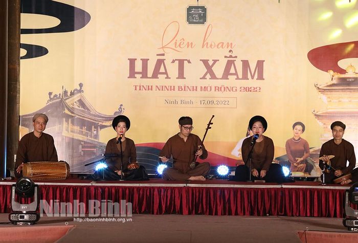 Biểu diễn hát Xẩm tại phố cổ Hoa Lư.
