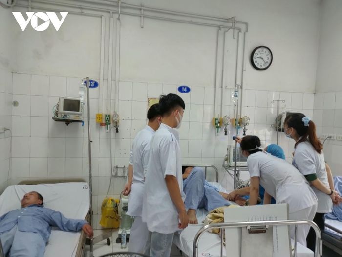 Điều trị bệnh nhân sốt xuất huyết tại Bệnh viện Đống Đa, Hà Nội.