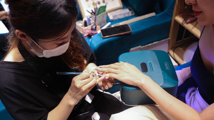 Công việc biểu diễn trên sân khấu đòi hỏi sự chỉn chu trong mỗi lần xuất hiện nên tôi thường xuyên đi sử dụng các dịch vụ chăm sóc sắc đẹp như làm nail, tóc...