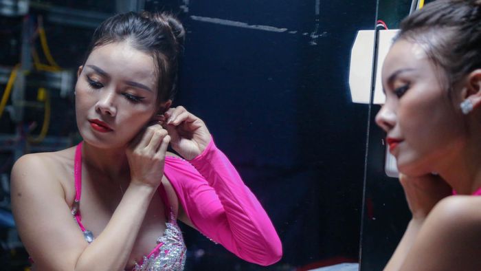 Có những ngày lịch làm việc của dày đặc, giờ diễn sát nhau nên tôi chỉ có thể dành 15 phút cho hàng loạt công việc như trang điểm, làm tóc và thay trang phục.