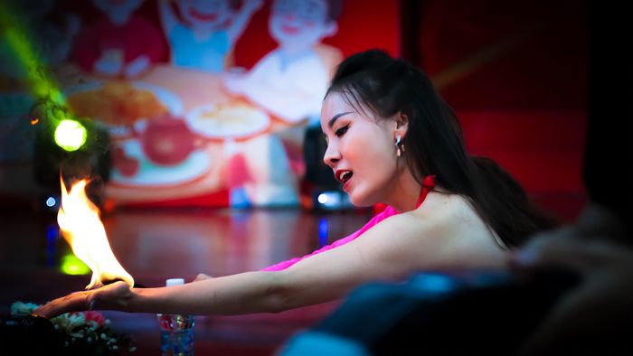 Tôi là Tạ Thị Thanh Xuân (sinh năm 1992), đang sinh sống và làm việc ở Hà Nội. Đến nay tôi đã bén duyên với nghề biểu diễn múa lửa được 6 năm, ngoài ra tôi còn làm công việc giáo viên năng khiếu và chuyên viên tư vấn chứng khoán.