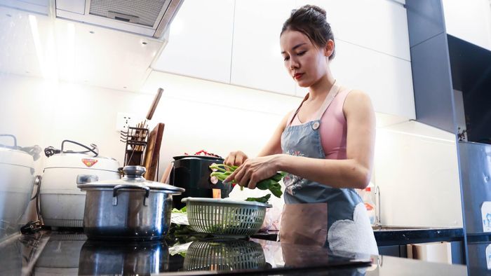 Giờ ăn uống, vui chơi của mọi người lại là giờ làm việc của tôi, nên các bữa ăn thường không theo khung giờ cố định. Tôi thường tranh thủ tự nấu bữa ăn lành mạnh cho bản thân vào buổi chiều. Sau đó bắt đầu đi dạy năng khiếu múa cho các em nhỏ ở một trường tiểu học tại Hà Nội.