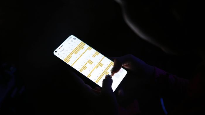  Kết thúc công việc và trở về nhà quá nửa đêm, tôi tranh thủ tẩy trang và kiểm tra lại lịch làm việc của ngày mai. Dù toàn thân đau nhức, nghĩ đến ngày mai lại được làm công việc yêu thích, được mọi người đón nhận, tôi lại có thêm động lực để tiếp tục với nghề. 
