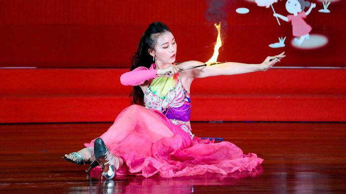 Tôi từng bị gia đình phản đối vì lo lắng con gái theo nghiệp sẽ vất vả và không được bền. Mãi đến sau này, khi trực tiếp xem tôi biểu diễn bên Đài Loan, được khán giả cổ vũ nhiệt tình, lúc đó bố mẹ mới hiểu đó là niềm đam mê của con gái và hoàn toàn ủng hộ.
